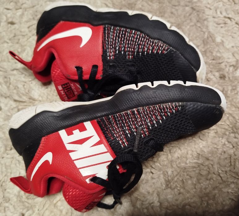 Buty sportowe chłopięce Nike rozmiar 28 stan bardzo dobry