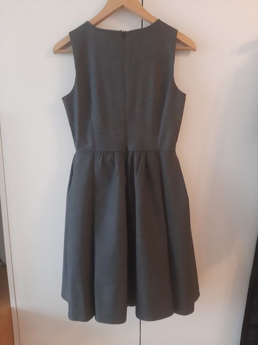 Szara sukienka, bardzo dobrze skrojona i uszyta, styl Old Money