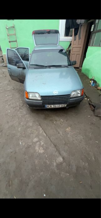 Опель кадет 1.6 продаю