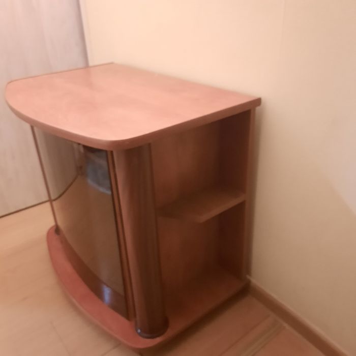 Szafka pod telewizor ze szklanymi drzwiczkami