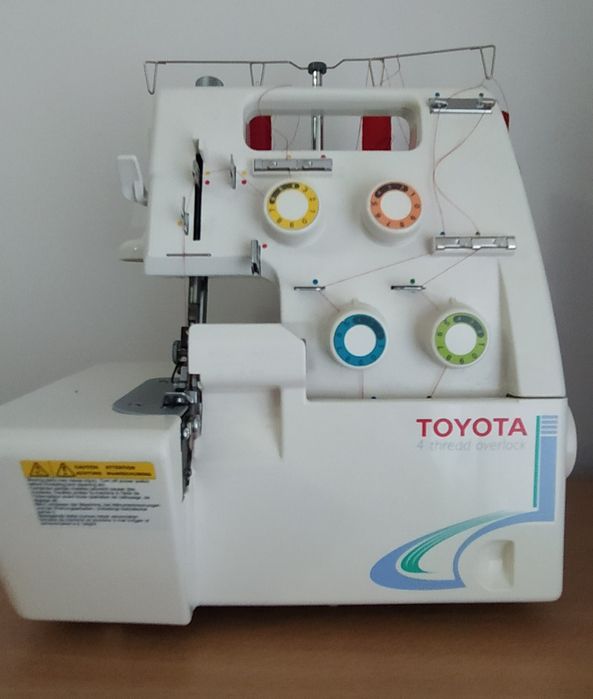 Máquina de costura corta e cose