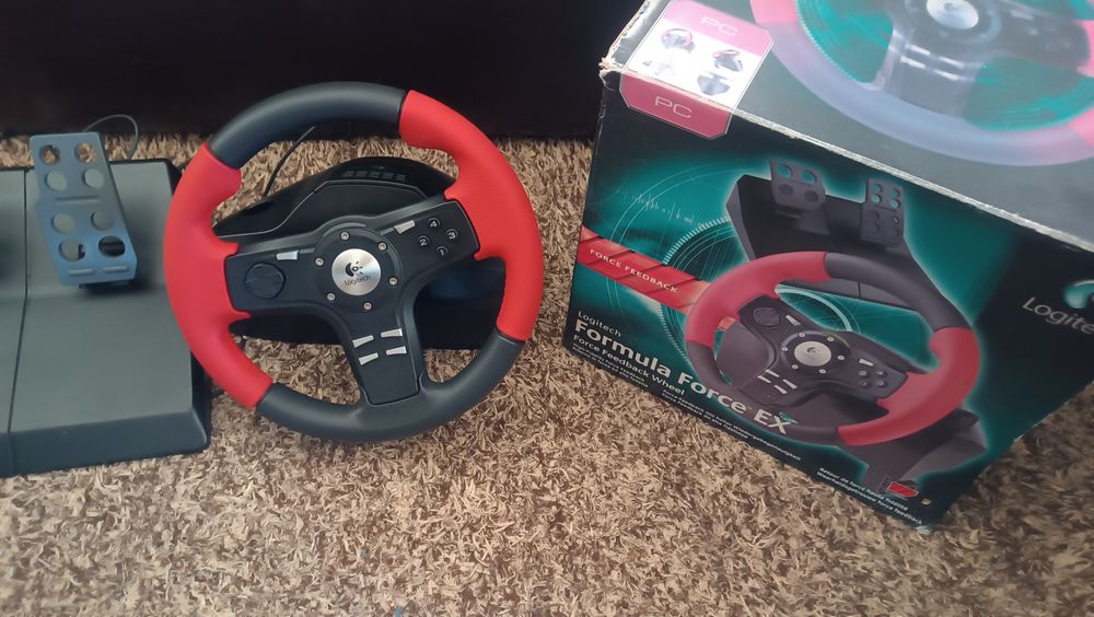 Volante e pedais Logitech PC