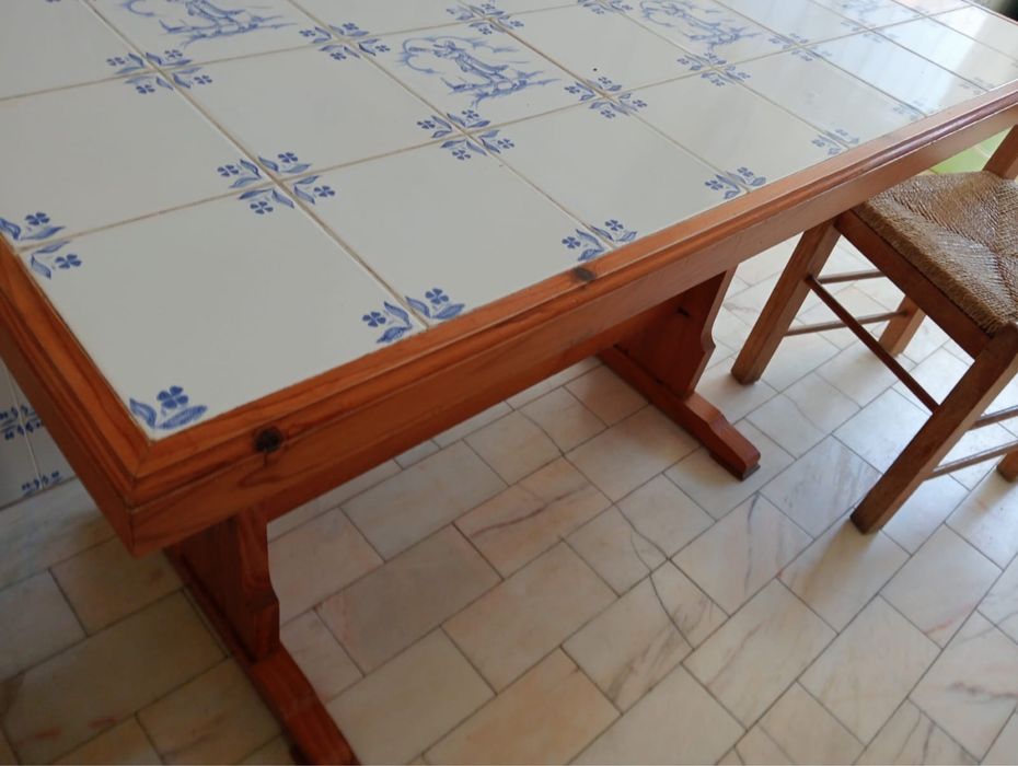 Mesa de cozinha em pinho tratado, em perfeito estado de conservação.