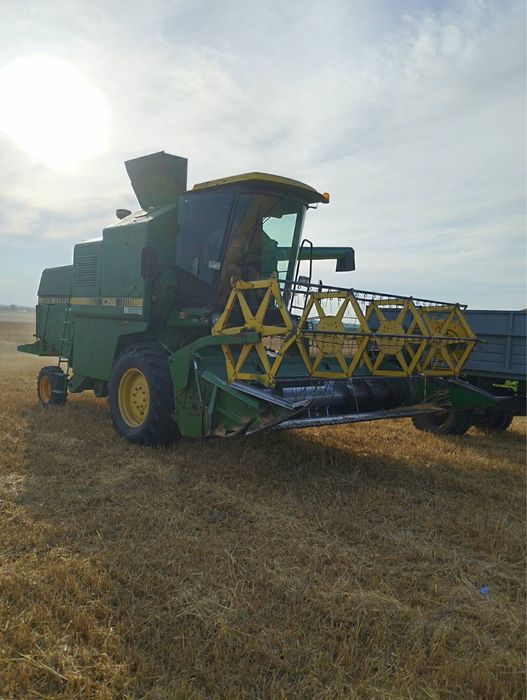 Комбайн John Deere 1055