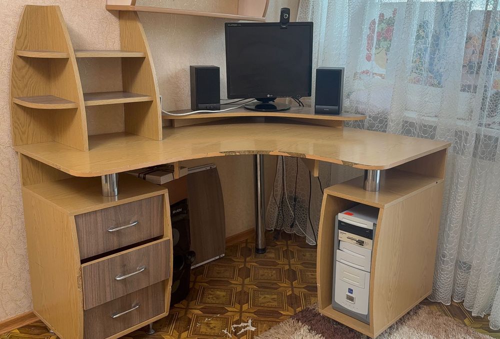 Віддам письмово- комп’ютерний стіл, кутовий, , б/ в