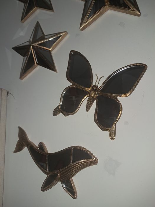 Várias peças em resina e vidro espelhados