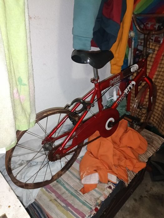 Aceito ofertas BMX entre 30 a 40 anos  tudo original para restaurar pintura está bom