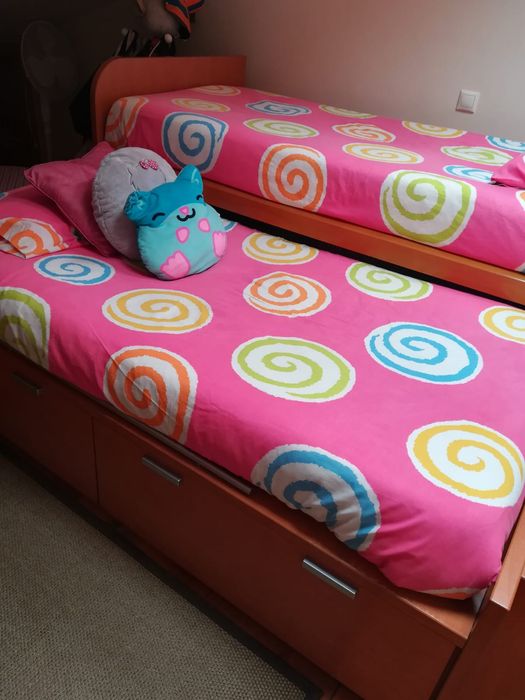 Duas camas com arrumação