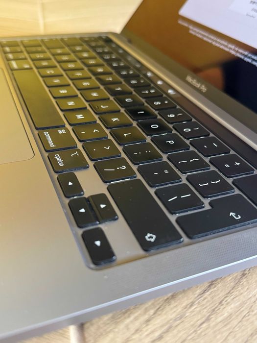MacBook Pro 13" 2020 | i5 / 8GB RAM / 256GB SSD | Magic Keyboard