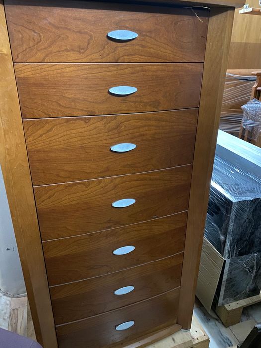 Diversos camiseiros altos