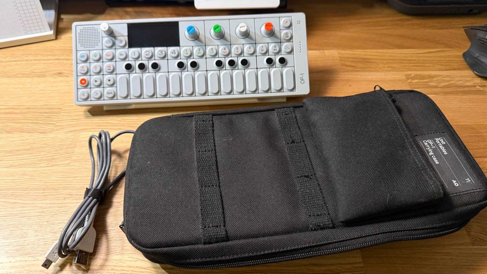 【ジャンク】 Teenage Engineering OP-1 Teenage Engineering OP-1 ジャンク Teenage Engineering OP-1