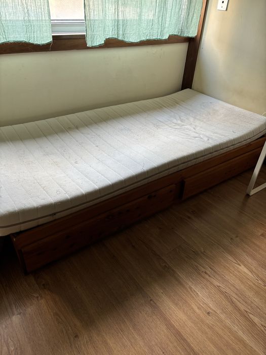 Cama solteiro com duas gavetas, sem colchão.