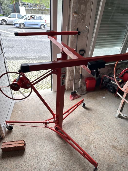 Aluguer elevador placas gesso/madeira