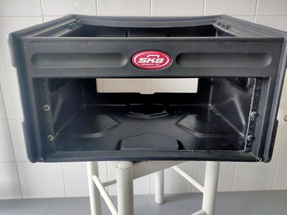 Rack SKB para DJ em excelente estado | Maia