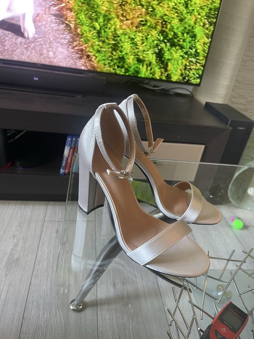Nowe sandałki na obcasie, srebrne