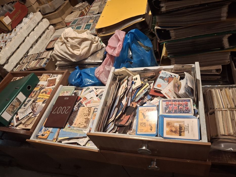 Colecção de chávenas,  caixas fosforos, isqueiros, copos, pins, moedas