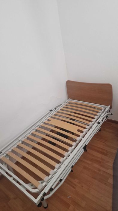 Cama articulada semi eléctrica com grades