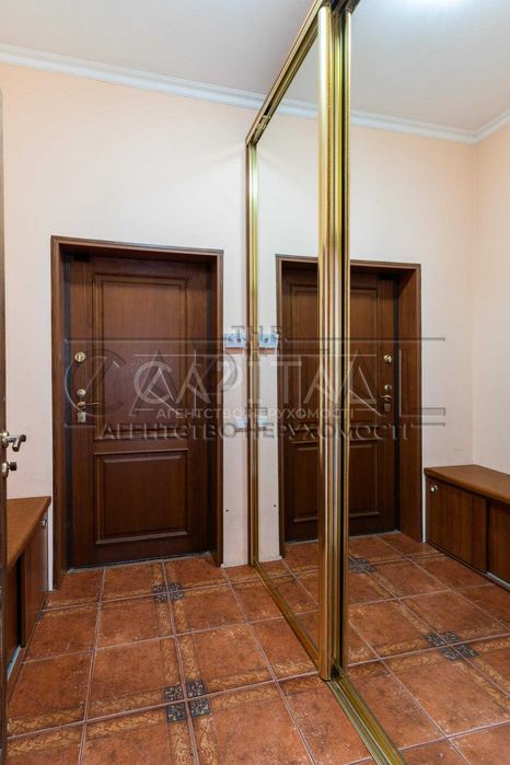 Продаж будинку 270 м Осокорки — 3 поверхи, 5 соток, готовий для життя