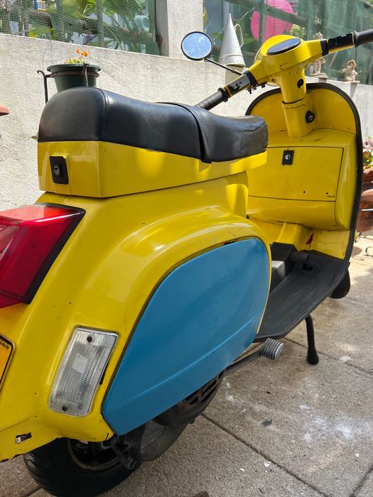 Vespa 50 PK XLS. Inclui capacete e oferta de uma miniatura em barro :)