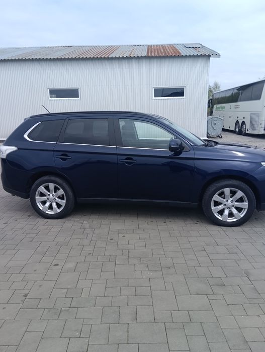 Машина Mitsubishi Outlander
