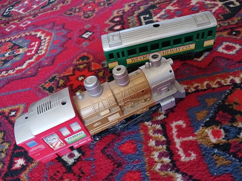 Продам элементы игрушечной сборной детской железной дороги, б/у