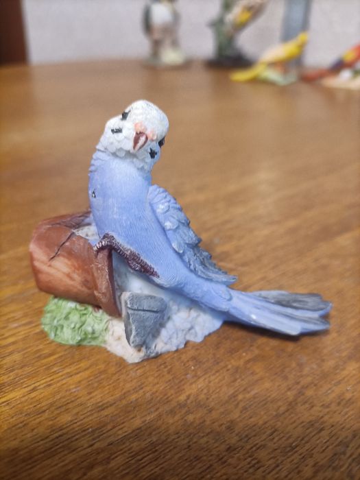 Птаха зимородок скульптора Андреа от Садека,папуги