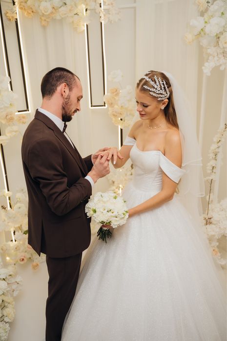 Біла весільна сукня