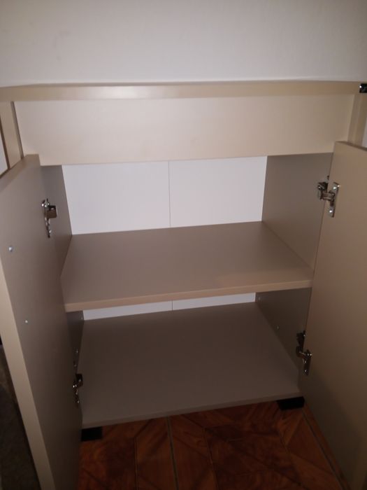 Szafka wolnostojąca z podwójnymi drzwiami i jedna półka w środku