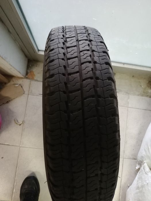 Pneu 195/75/R16.  107/105R.