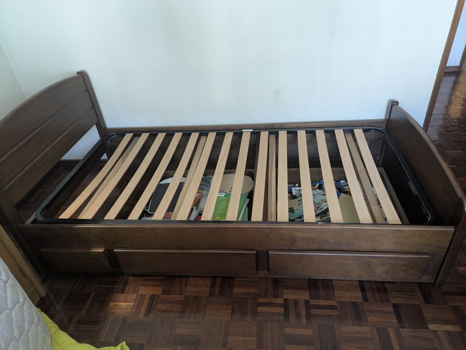 Cama solteiro com estrado