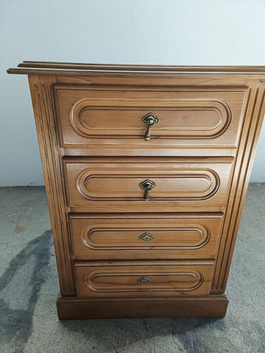 Quarto castanho com colchão