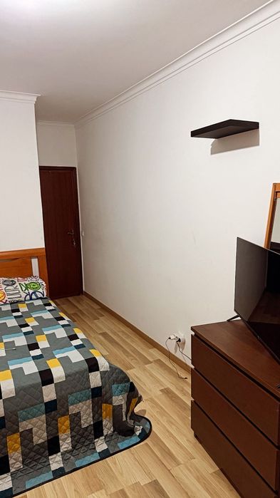 Alugo arrendo quarto em mem-martins
