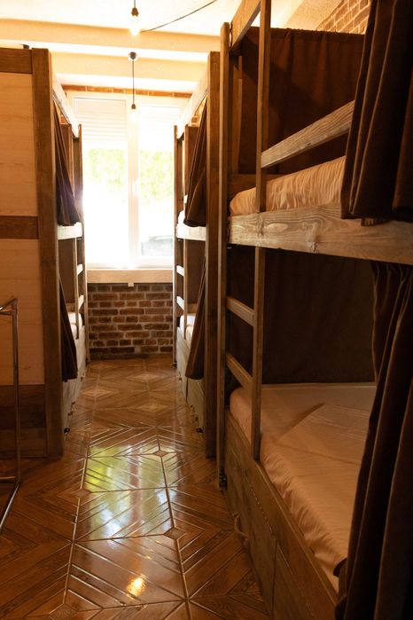 Спальне місце у хостелі у центрі міста