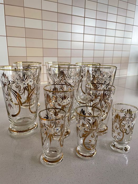 Jarra e conjunto de copos antigos