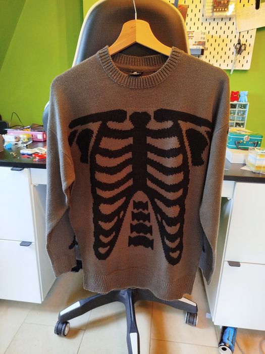 Sweter ze wzorem kosci