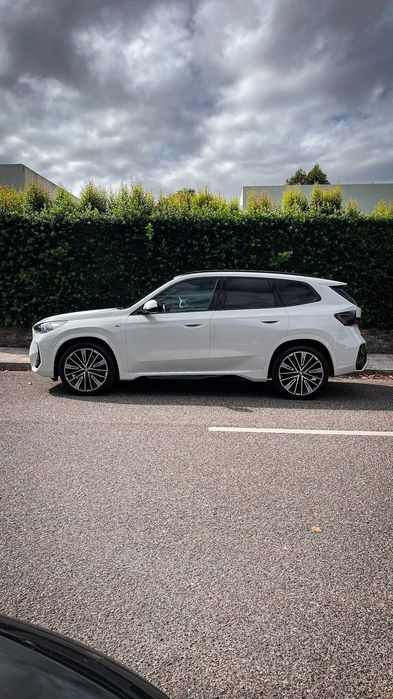 BMW X1 xDrive30e M Sport 326cv — configuração muito completa com Teto Panorâmico, HUD, Harman Kardon, Driving Assistant Professional