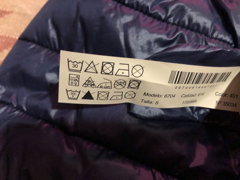 Blusão com capuz , bolsos grandes