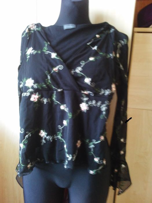 bluzeczka z haftem i falbanką na rękawie 158/ 164cm