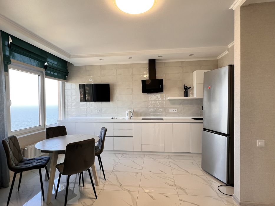 Сдам стильную белоснежную 2-х комн кв. Аркадия. Прямой вид на море.