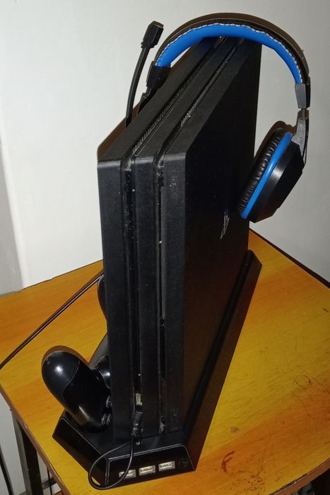 Vendo PS4  1T em perfeito estado