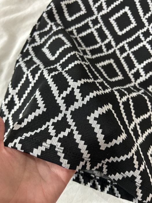 Saia com padrão preto e branco