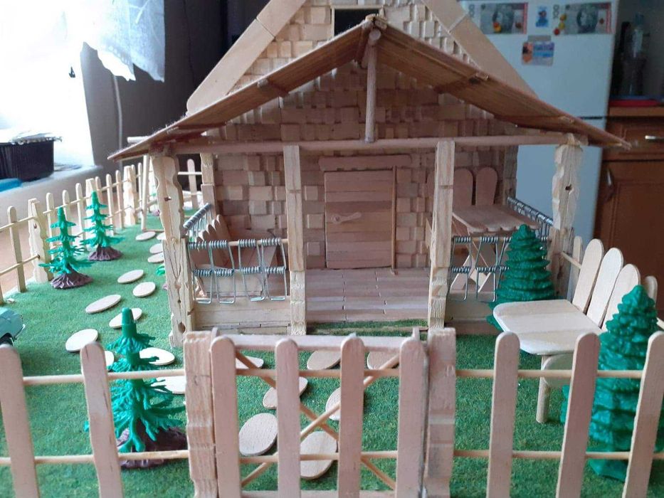 Mini domek z klamerek i patyczkòw
