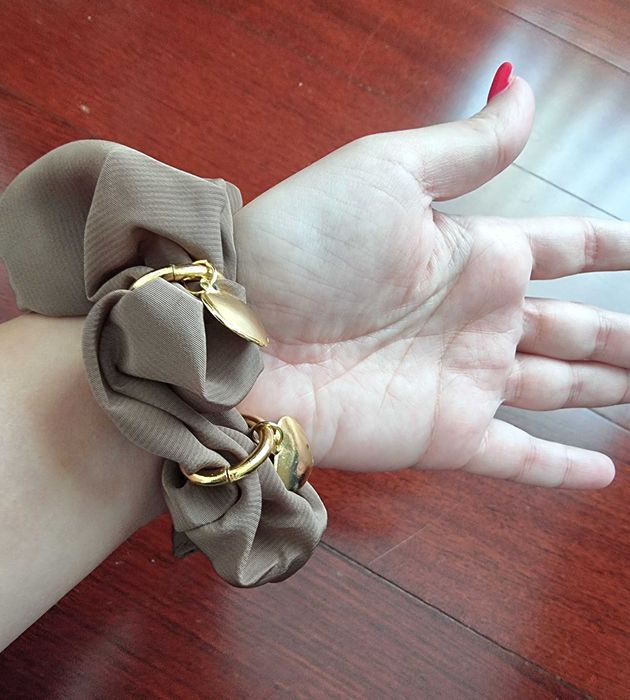 Elástico de cabelo verde seco acastanhado com corações dourados