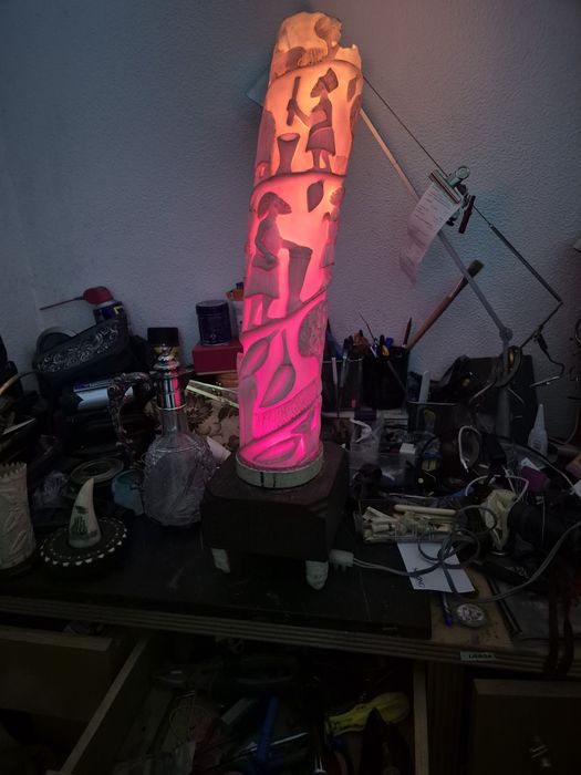 Candeeiro em matéria nobre