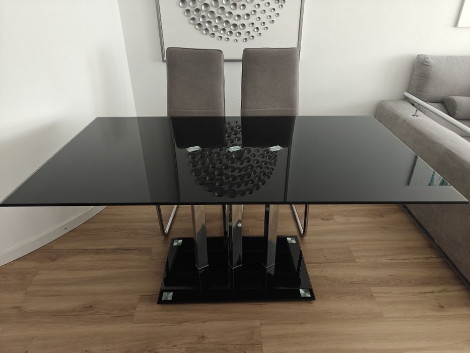 Mesa de jantar de vidro preta