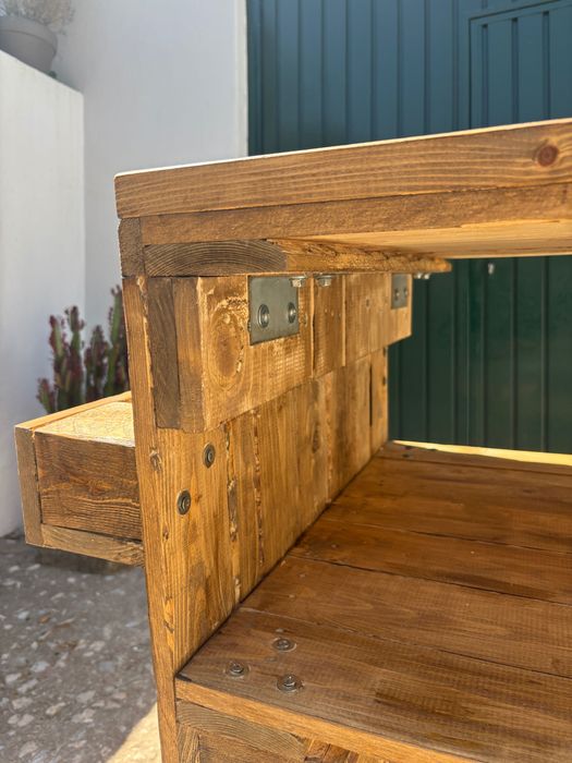 Mesa de trabalho em madeira