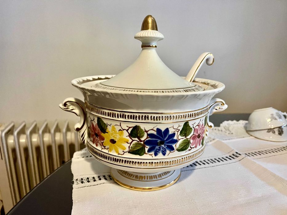 Terrina De Sopa e Concha com desenhos florais e rebordo em fio dourado