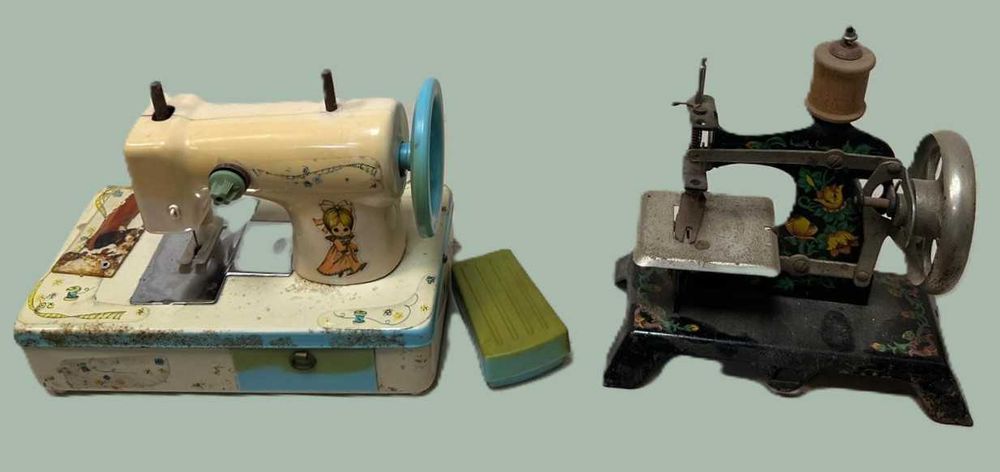 Duas maquinas de costura antigas, brinquedos