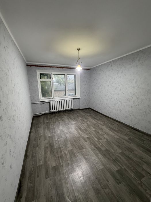 Продам 2-х кімнатну квартиру в центрі с.Шишаки з гаражем.