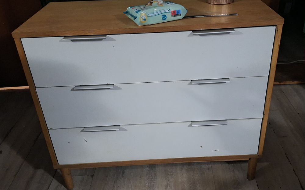 Komoda z trzema trzema szufladami